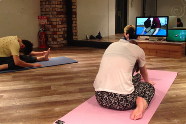 Make use of the spacious studio! Do some yoga with friends.